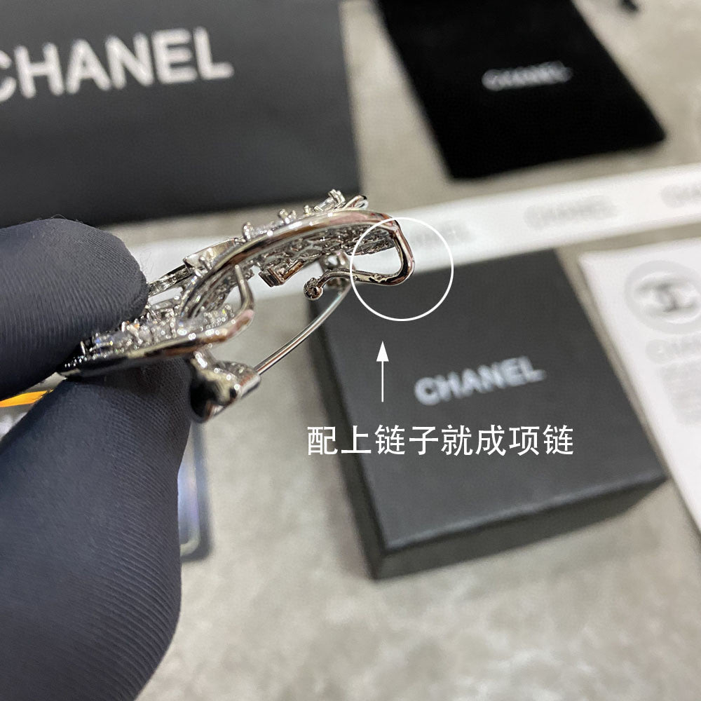 Chanel Camellia Crystals 18K Gold Brooch product image 4, provided for visual reference and product detail review