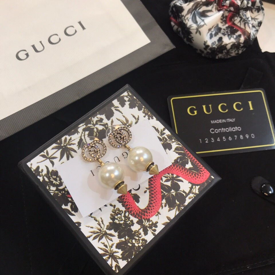 Gucci Double Pearl Pendant 18K Gold Earrings product image 7, provided for visual reference and product detail review