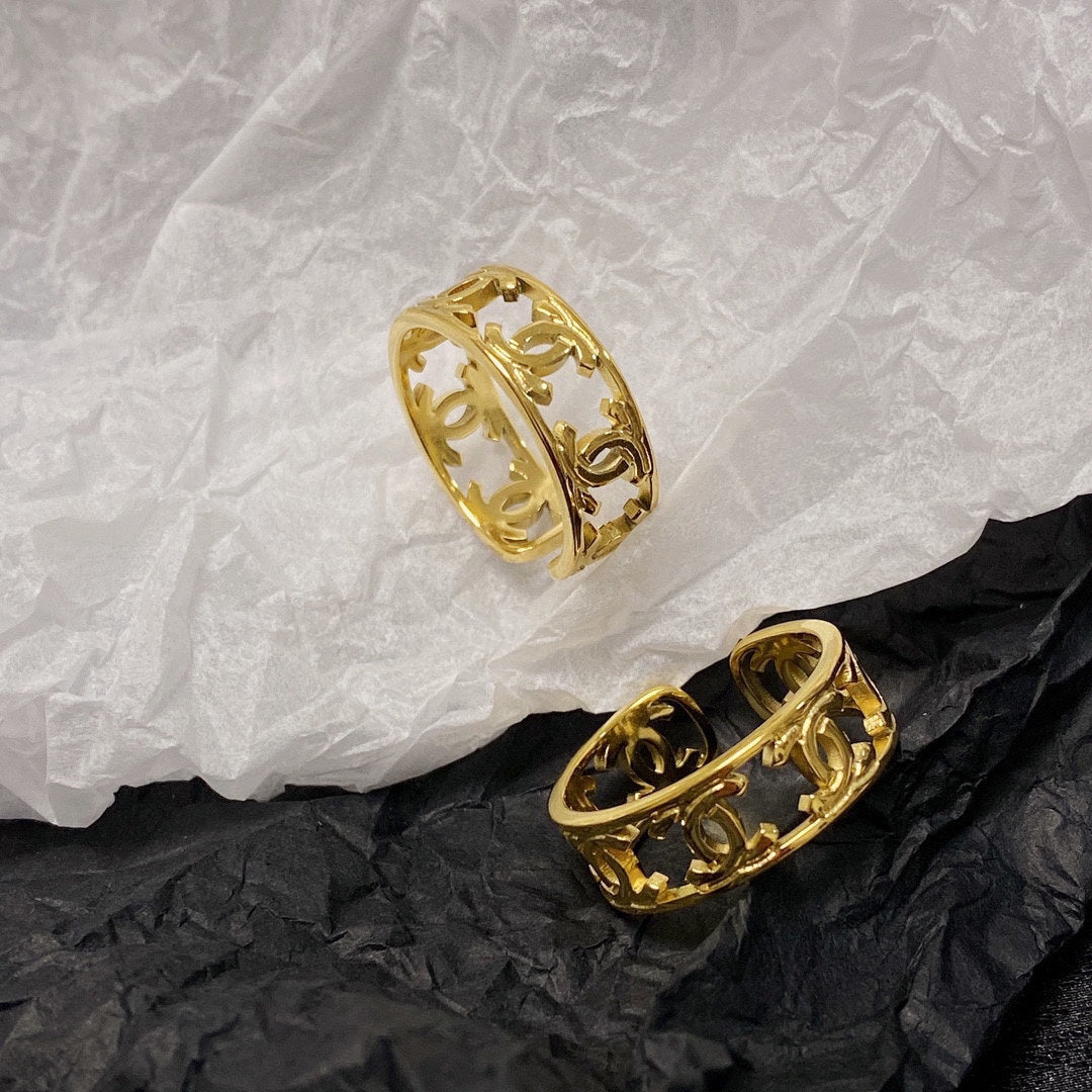 Chanel Vintage Openwork 18K Gold Ring product image 7, provided for visual reference and product detail review