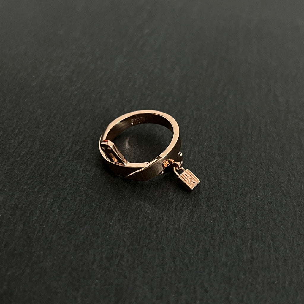 Hermes Kelly Gavroche 18K Gold Ring product image 7, provided for visual reference and product detail review