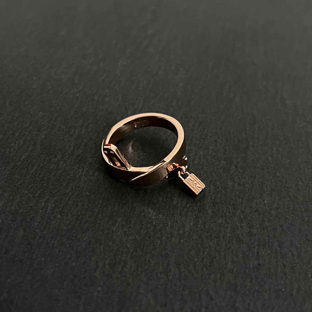Hermes Kelly Gavroche 18K Gold Ring product image 7, provided for visual reference and product detail review