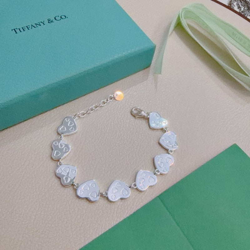 Tiffany Return to Green Heart Tag 18K Gold Bracelet product image 4, provided for visual reference and product detail review