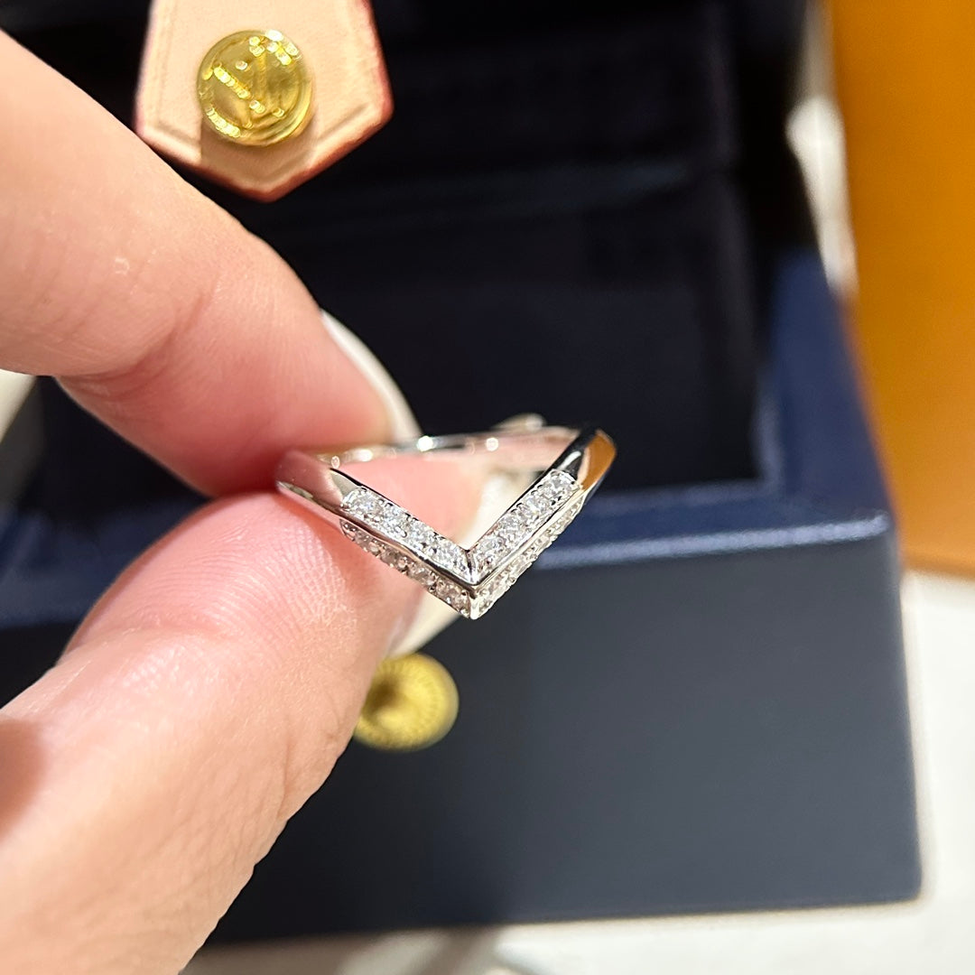 Louis Vuitton V Diamonds 18K Gold Ring product image 2, provided for visual reference and product detail review