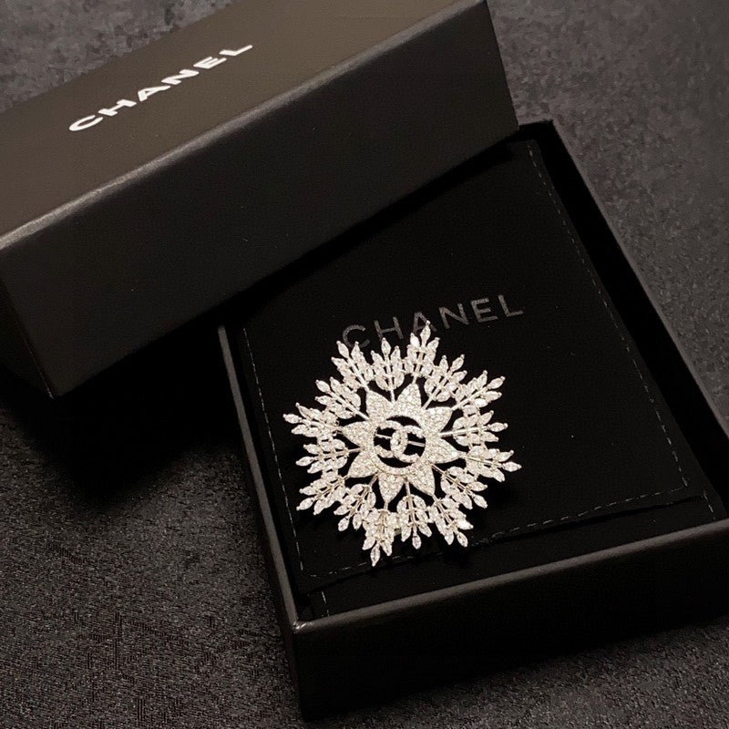Chanel Flower Crystal 18K Gold Brooch product image 8, provided for visual reference and product detail review