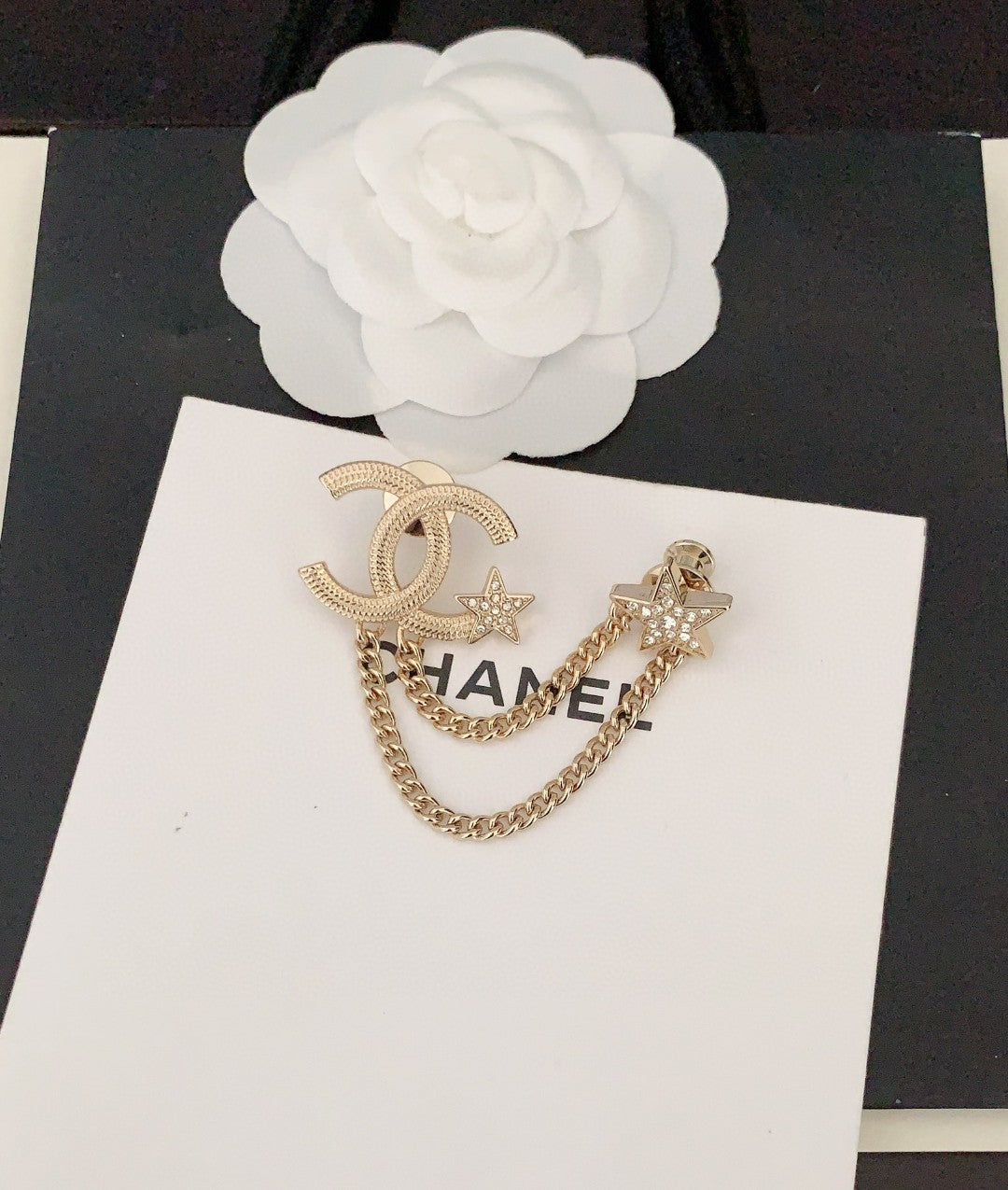 Chanel Heart Star Chain 18K Gold Brooch product image 5, provided for visual reference and product detail review