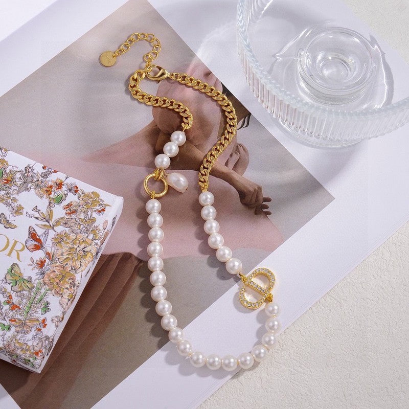 Dior 30 Montaigne Pearls 18K Gold Necklace product image 6, provided for visual reference and product detail review