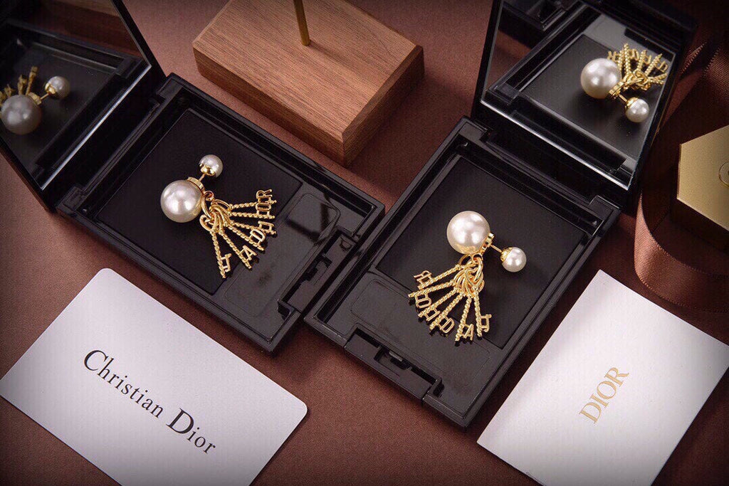 Dior Tassel Pearls 18K Gold Earrings product image 5, provided for visual reference and product detail review