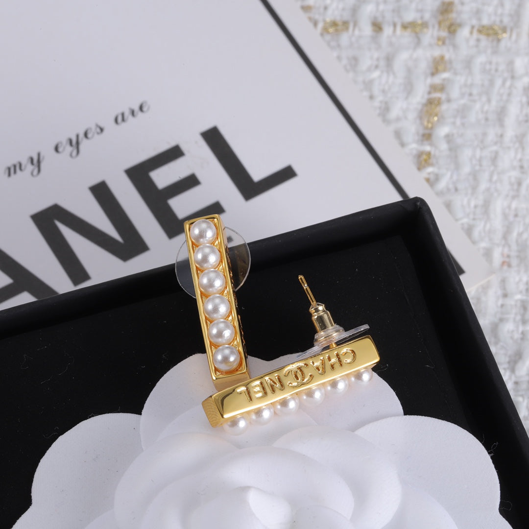 Chanel Pearls 18K Gold Earrings product image 6, provided for visual reference and product detail review