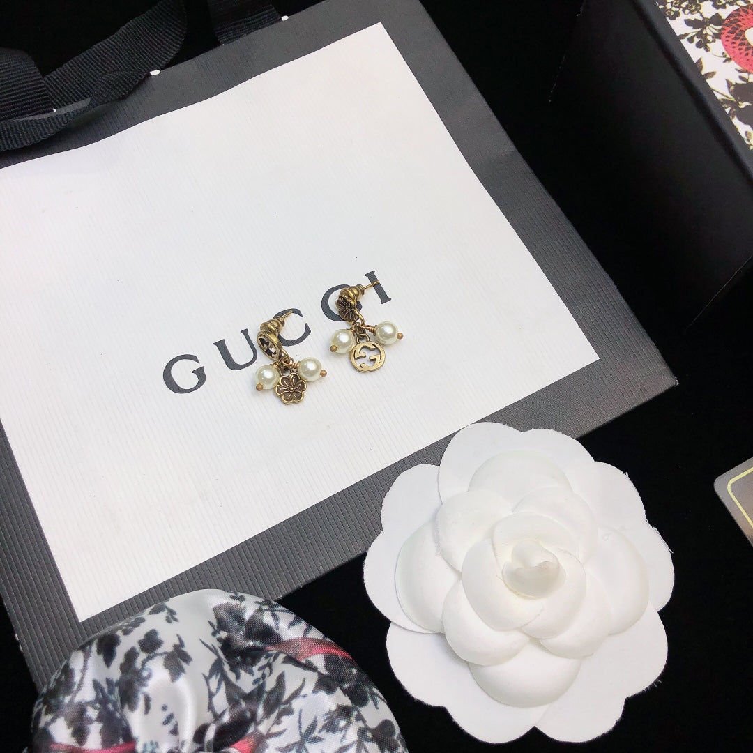 Gucci Double Flower & Pearl Pendant 18K Gold Earrings product image 2, provided for visual reference and product detail