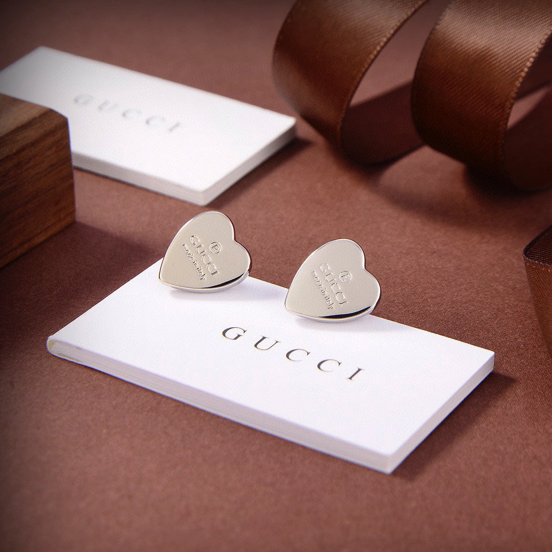 Gucci Double Heart 18K Gold Earrings product image 5, provided for visual reference and product detail review