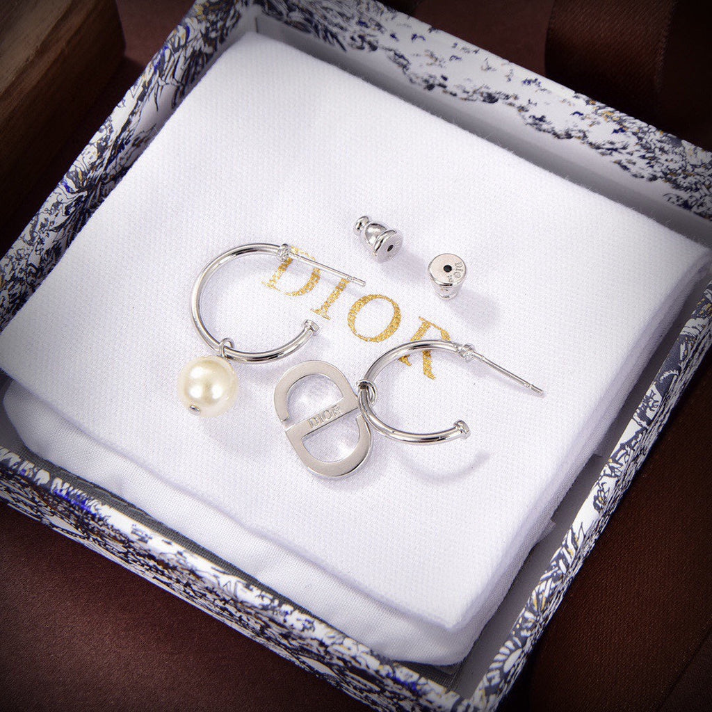 Dior Petit Pearl 18K Gold Earrings product image 5, provided for visual reference and product detail review