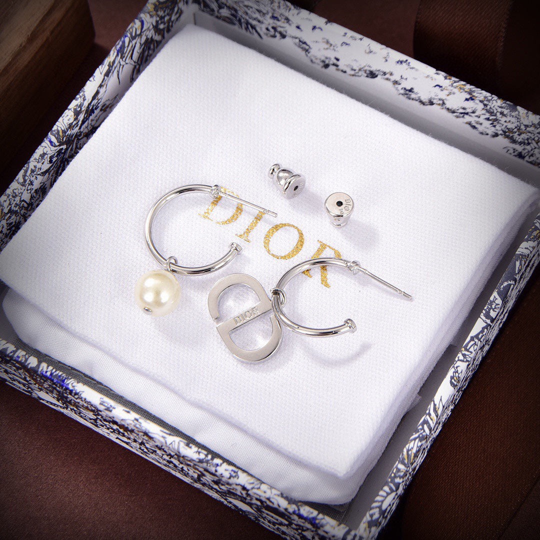 Dior Petit Pearl 18K Gold Earrings product image 5, provided for visual reference and product detail review