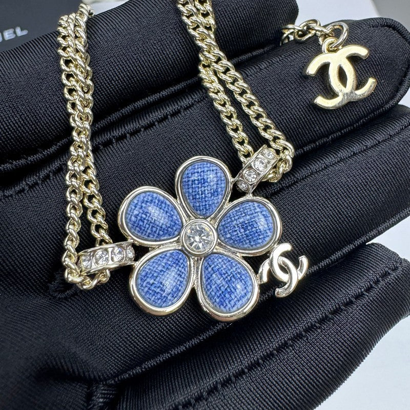 Chanel 26C Blue Flower Diamond 18K Gold Bracelet product image 2, provided for visual reference and product detail review