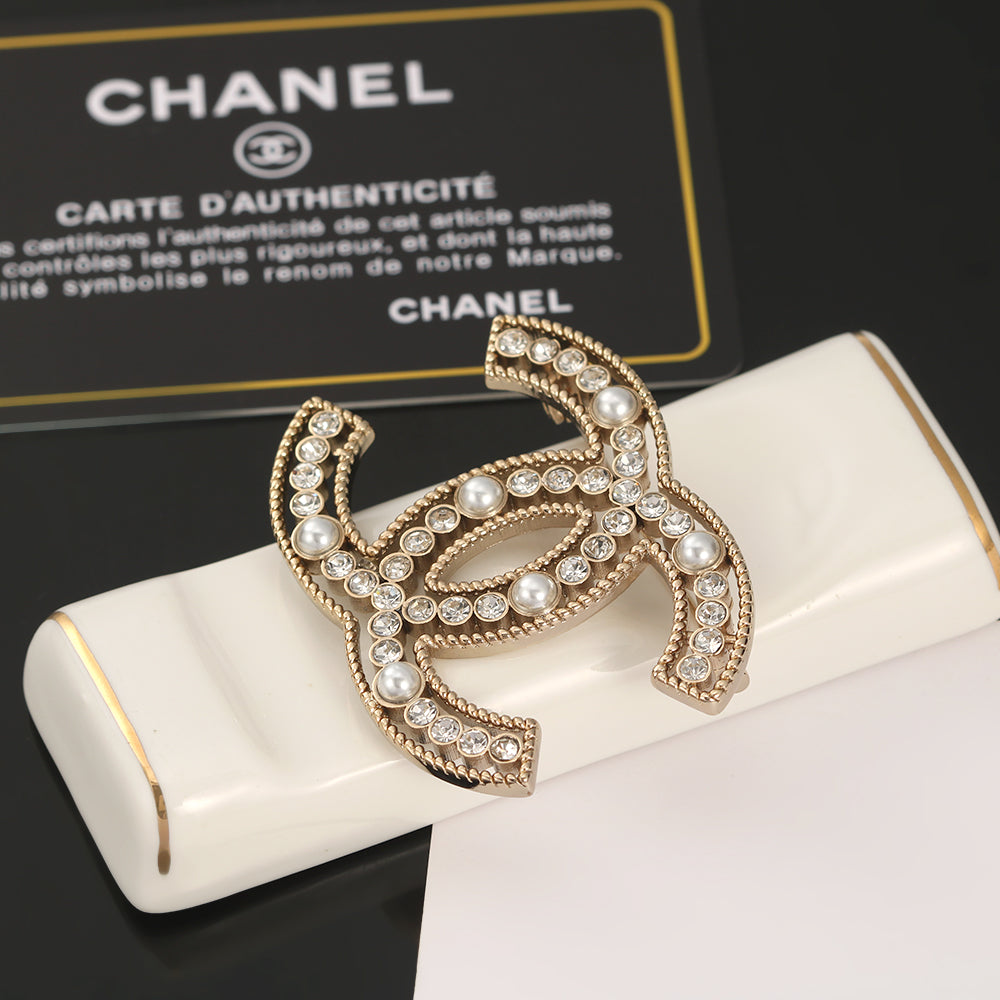 Chanel Pearls 18K Gold Brooch product image 6, provided for visual reference and product detail review