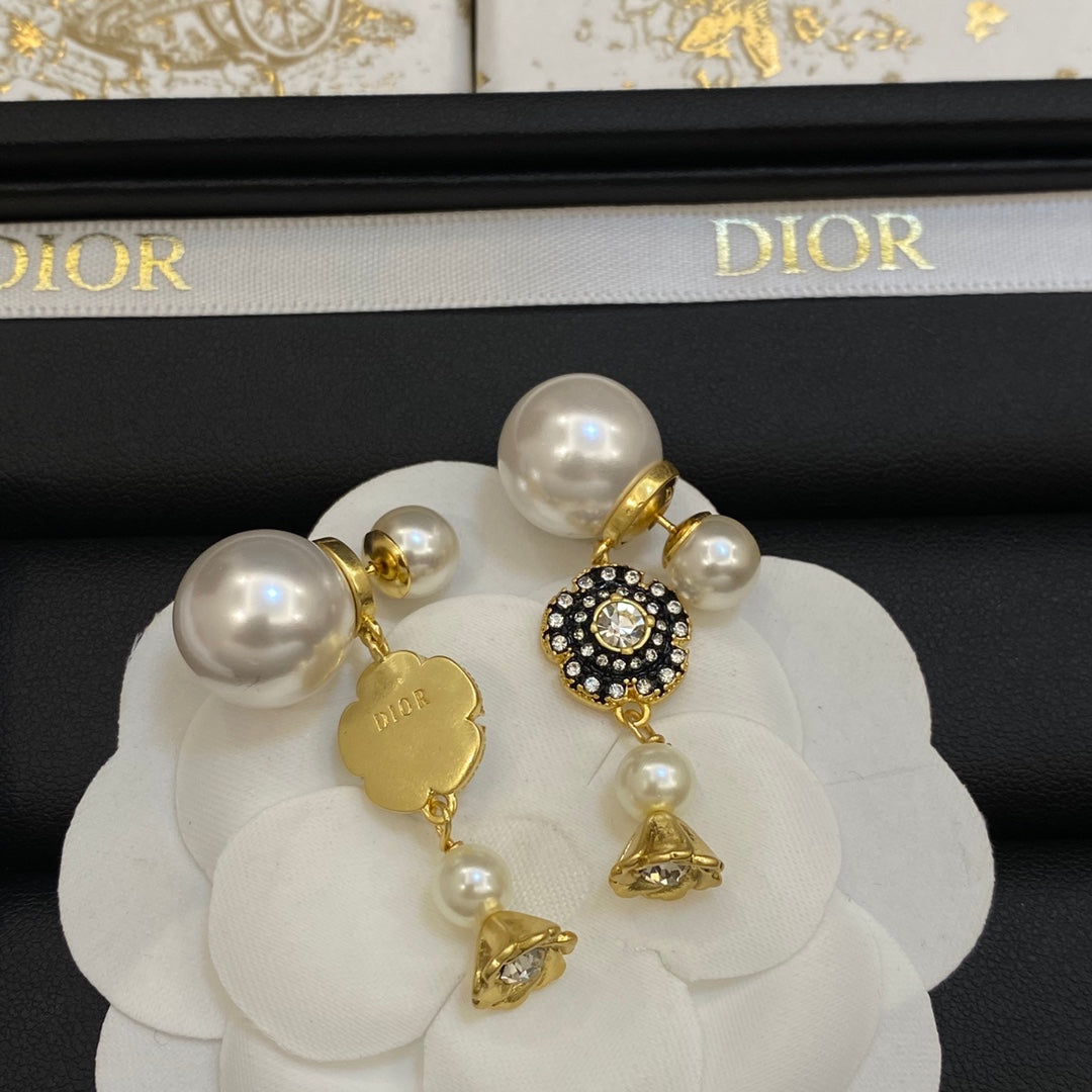 Dior Tribales 18K Gold Earrings product image 8, provided for visual reference and product detail review