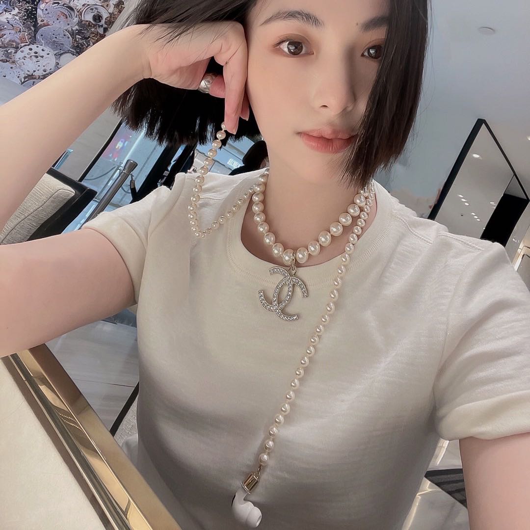 Chanel Pearls Long 18K Gold Necklace product image 6, provided for visual reference and product detail review