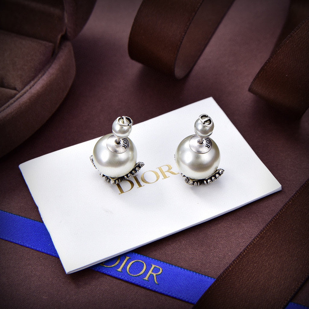 Dior Tribales Butterfly 18K Gold Earrings product image 8, provided for visual reference and product detail review
