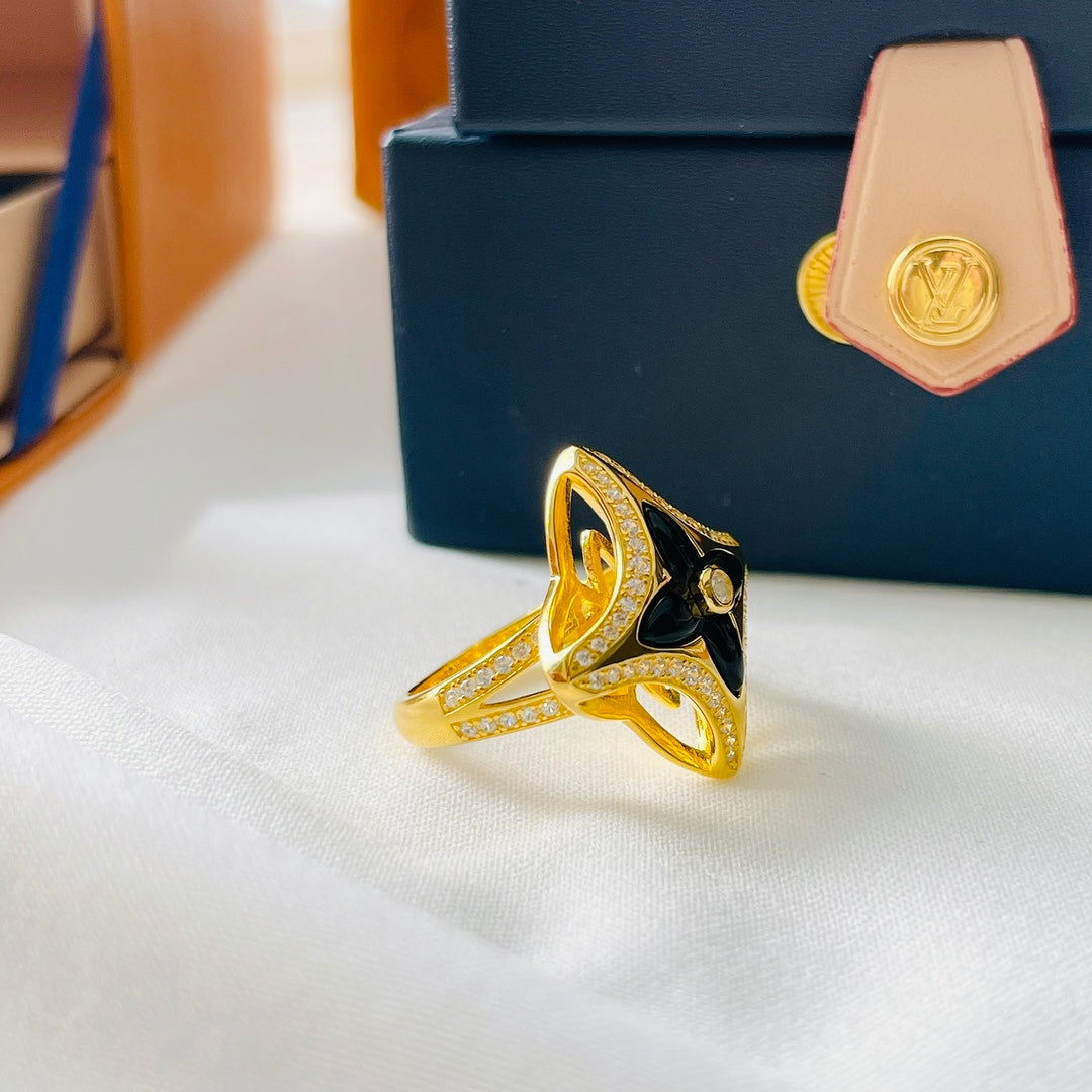 Louis Vuitton Ever Blossom 18K Gold Ring product image 6, provided for visual reference and product detail review