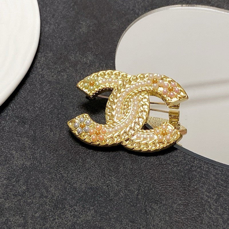 Chanel Pearl Gold 18K Gold Brooch product image 7, provided for visual reference and product detail review