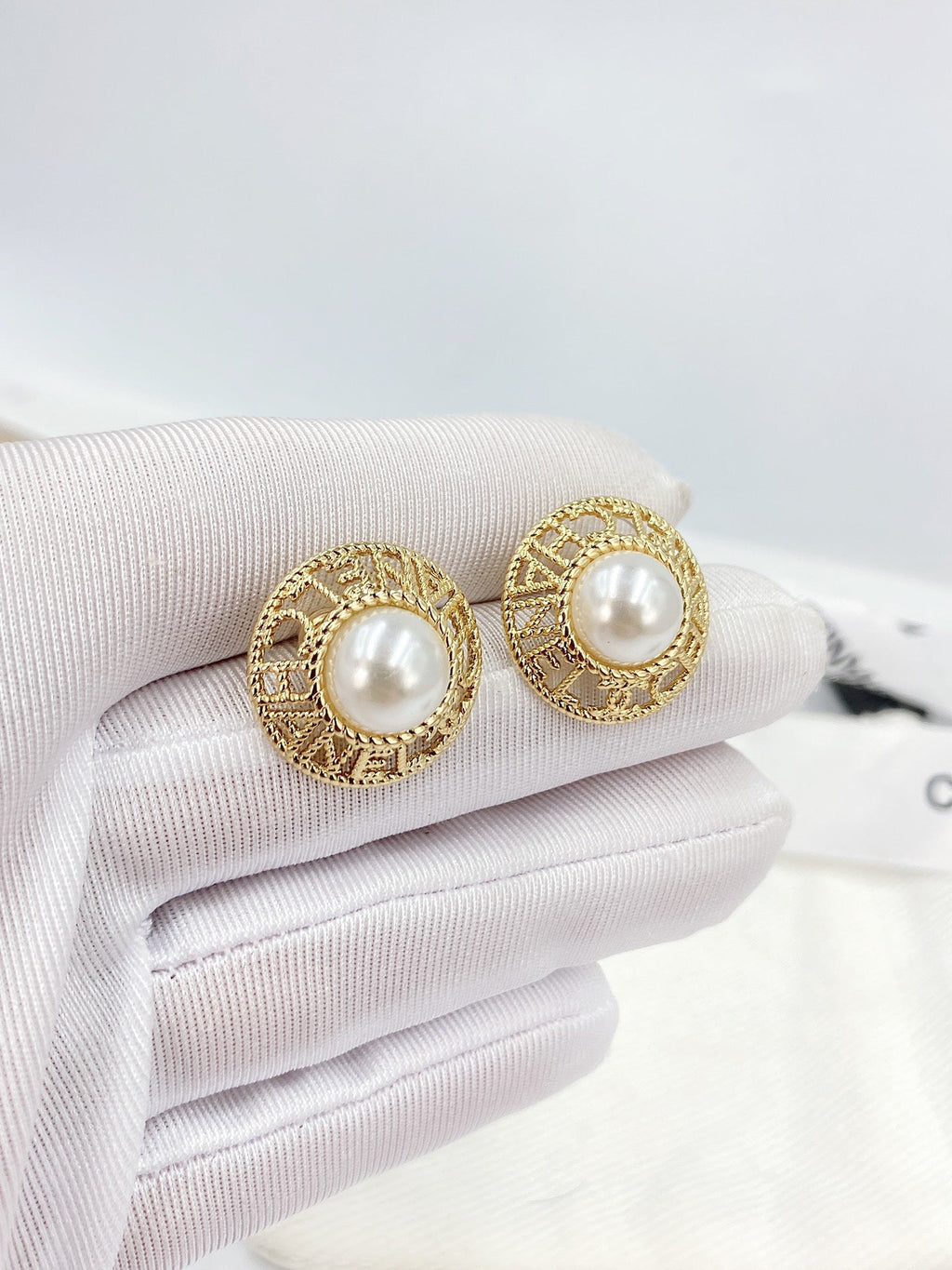 Chanel Pearl Round 18K Gold Earrings product image 6, provided for visual reference and product detail review