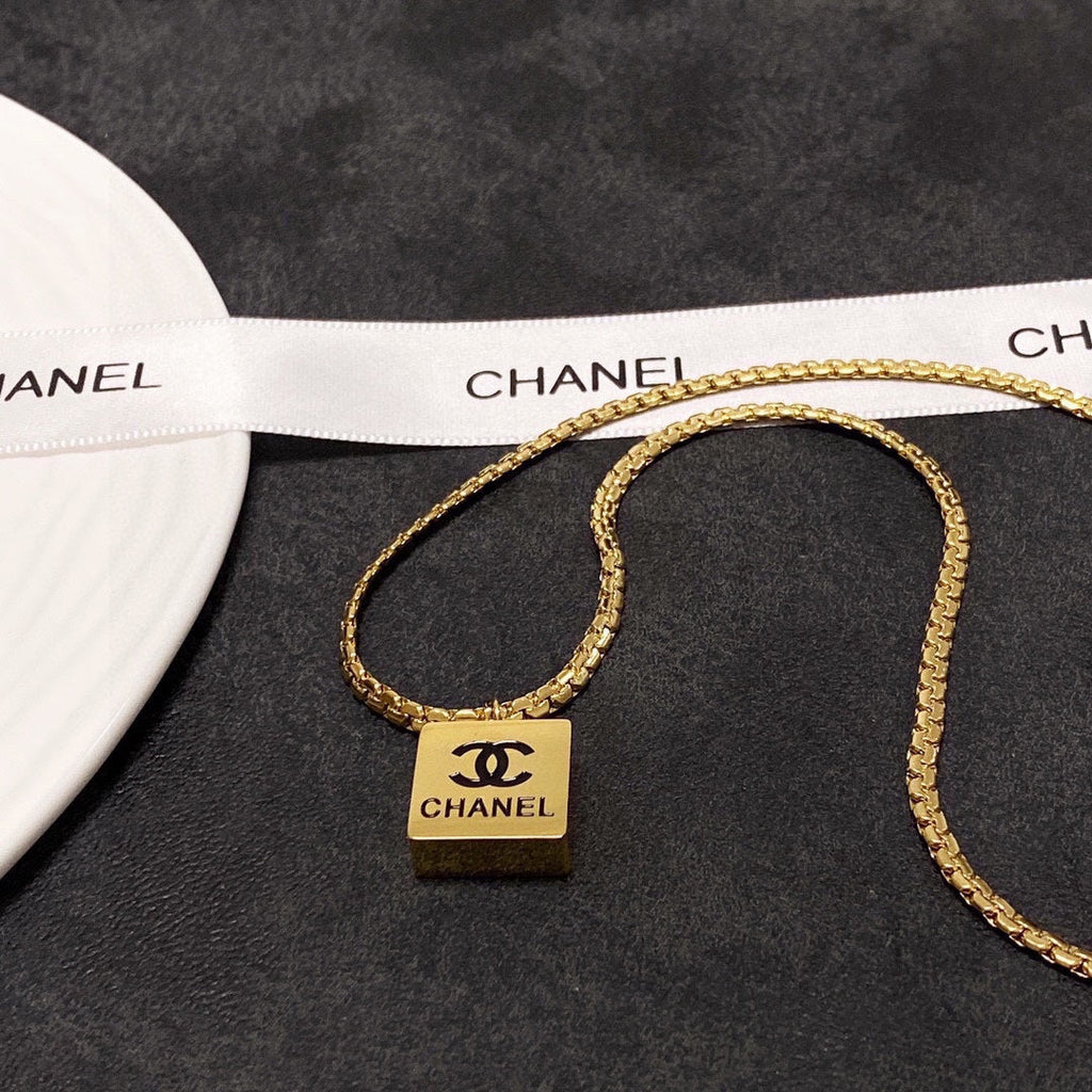 Chanel Pendant 18K Gold Necklace product image 7, provided for visual reference and product detail review