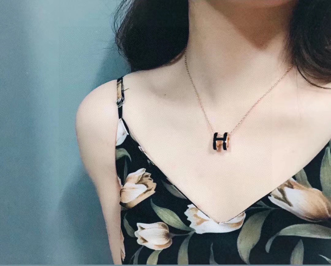 Hermes Mini Pop Black 18K Gold Necklace product image 8, provided for visual reference and product detail review