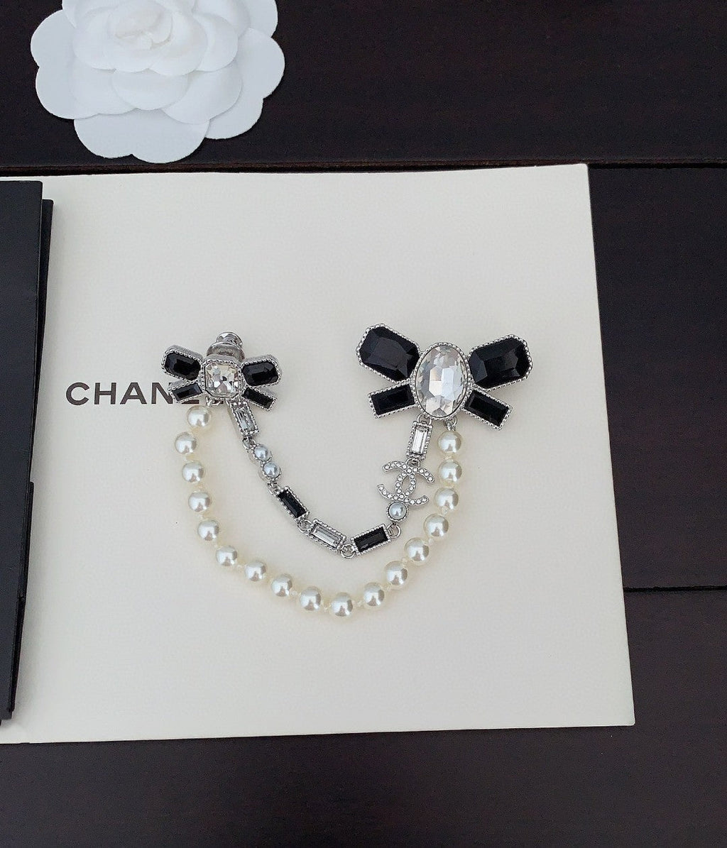 Chanel Black Bow Pearls 18K Gold Brooch product image 5, provided for visual reference and product detail review