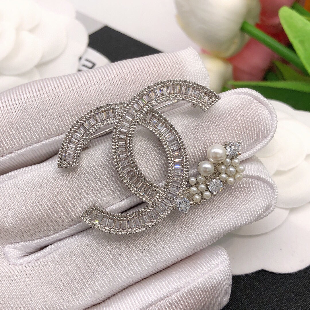 Chanel Star Crystals 18K Gold Brooch product image 6, provided for visual reference and product detail review