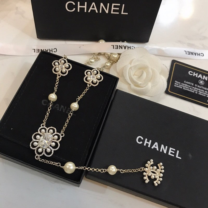Chanel Flowers Pearl Long 18K Gold Necklace product image 7, provided for visual reference and product detail review
