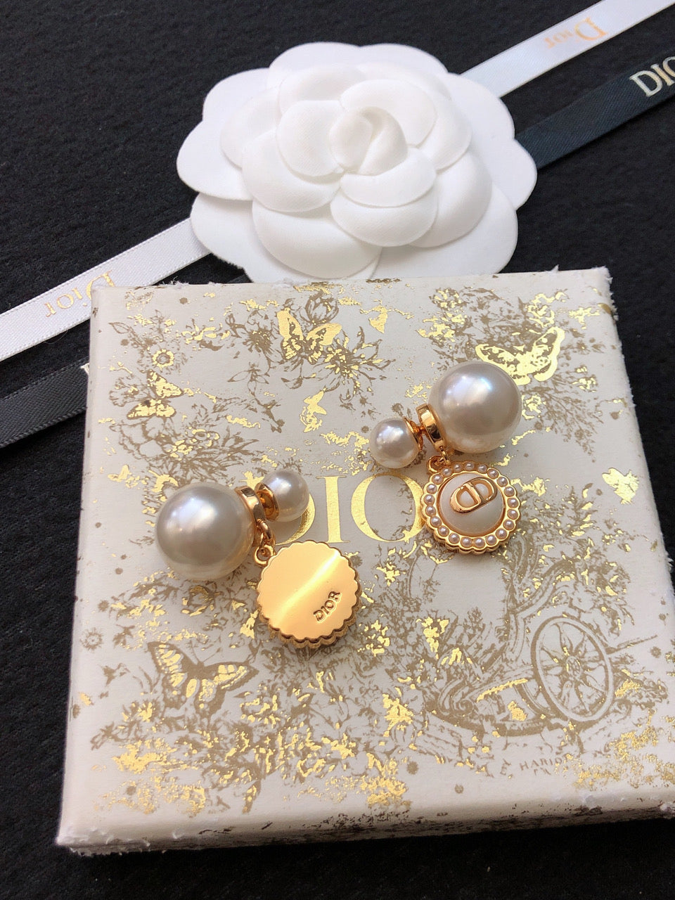 Dior Pearls 18K Gold Earrings product image 2, provided for visual reference and product detail review