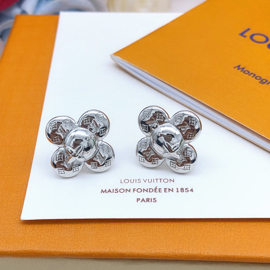 Louis Vuitton Vivienne 18K Gold Earrings product image 7, provided for visual reference and product detail review