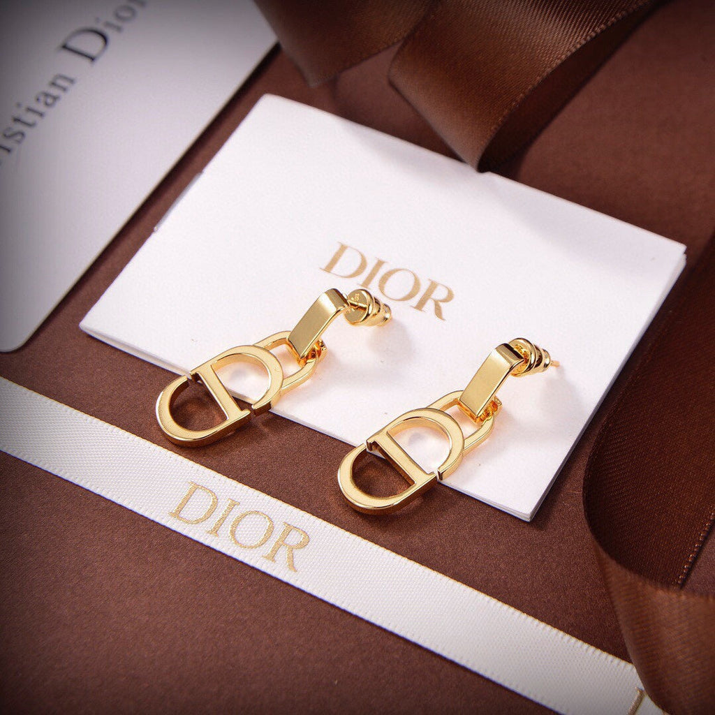 Dior 30 Montaigne 18K Gold Earrings product image 5, provided for visual reference and product detail review