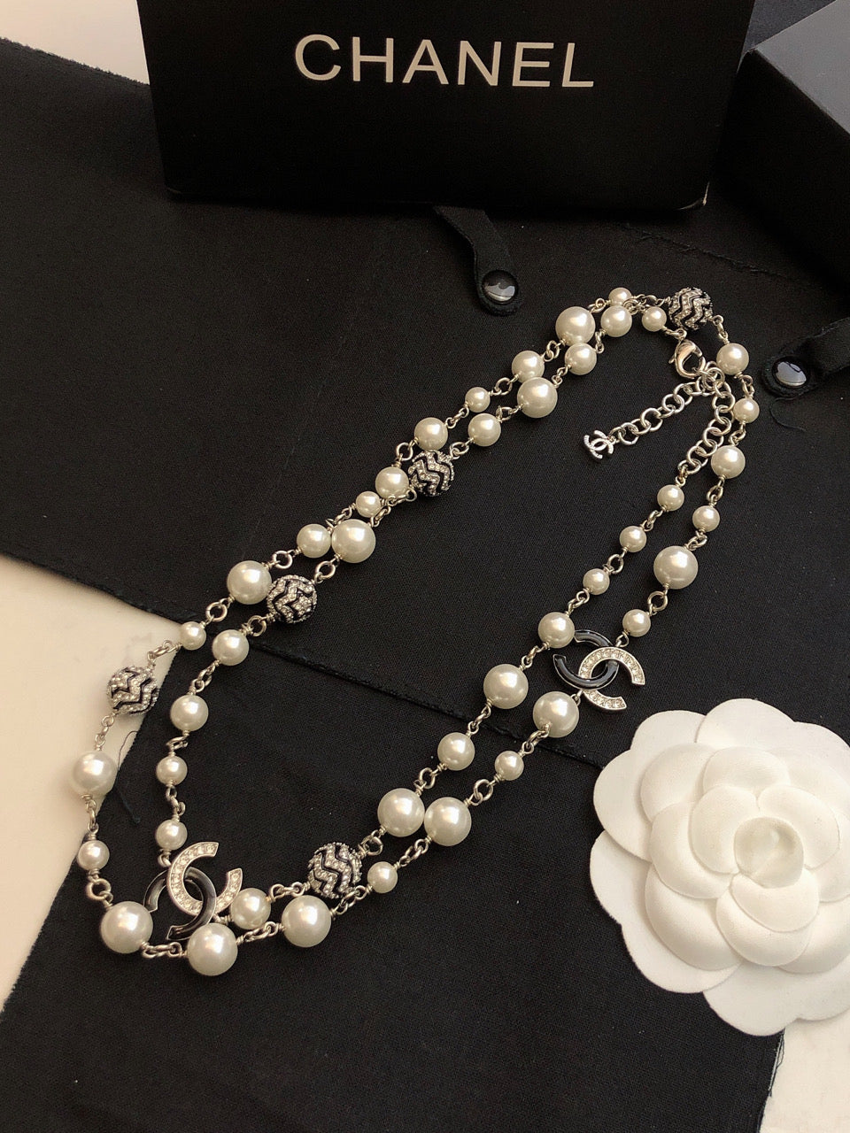 Chanel Star Pearls Long 18K Gold Necklace product image 7, provided for visual reference and product detail review