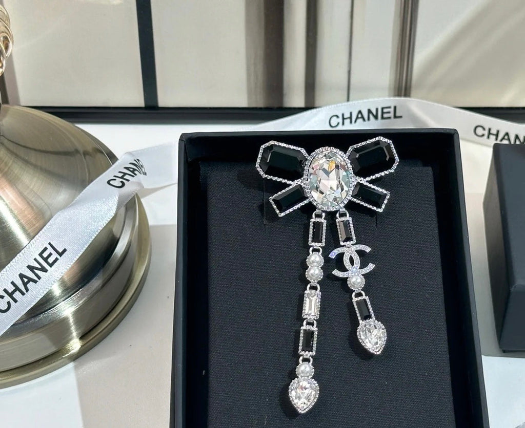 Chanel Bow Tie Crystals 18K Gold Brooch product image 6, provided for visual reference and product detail review