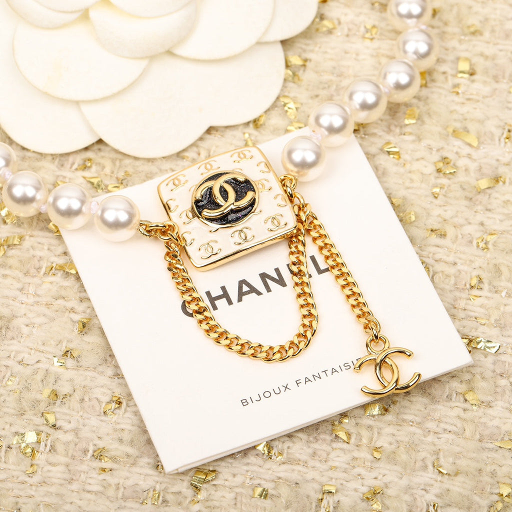 Chanel Pearls Choker 18K Gold Necklace product image 2, provided for visual reference and product detail review