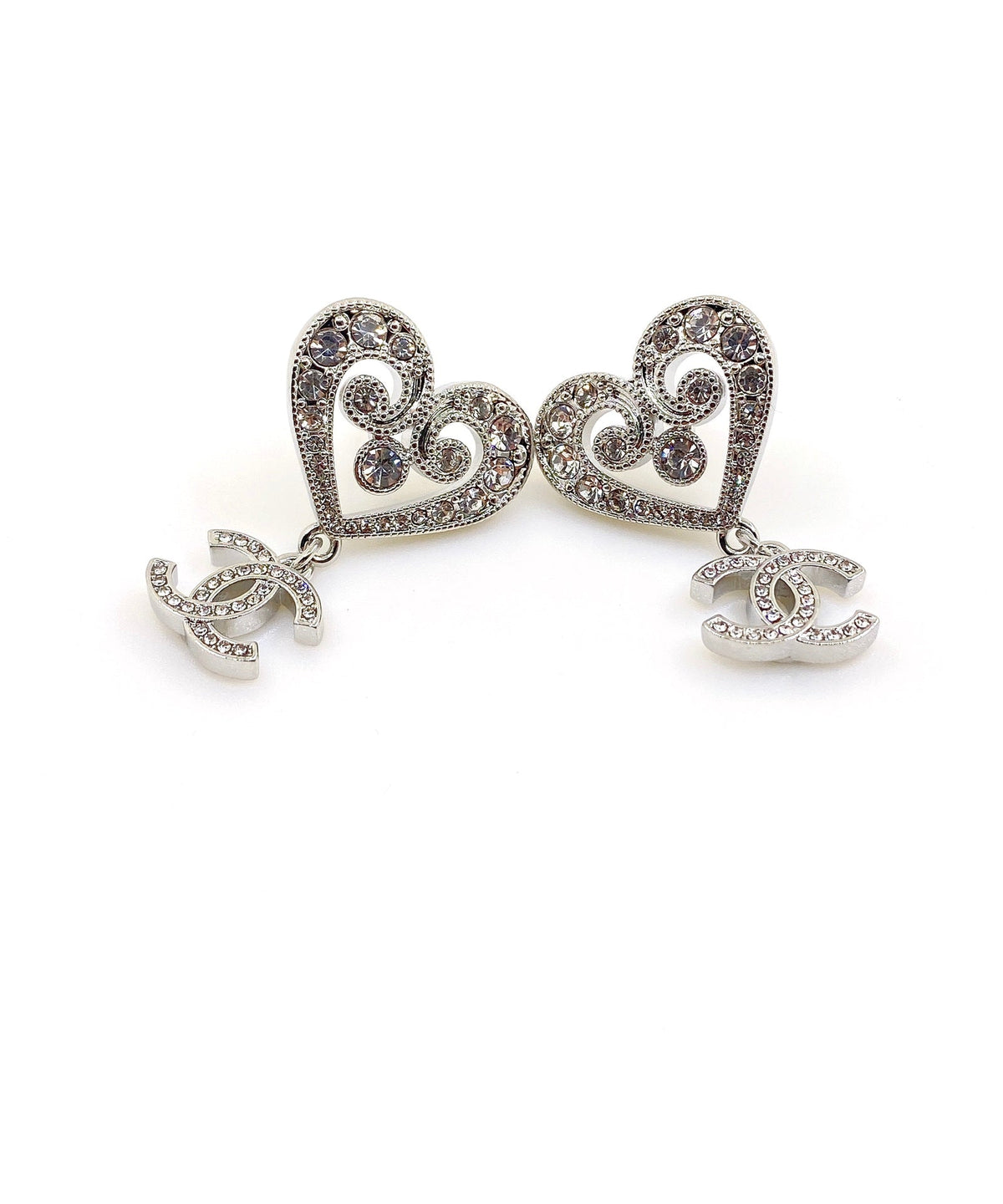 Chanel Heart Diamond 18K Gold Earrings product image 5, provided for visual reference and product detail review