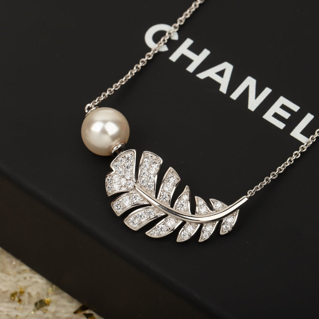 Chanel Plume De 18K Gold Necklace product image 9, provided for visual reference and product detail review