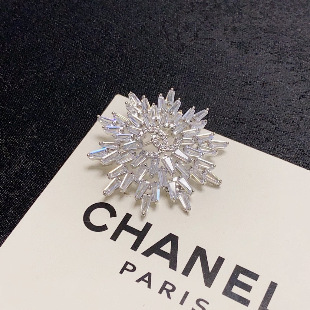 Chanel Snow Flower 18K Gold Brooch product image 9, provided for visual reference and product detail review