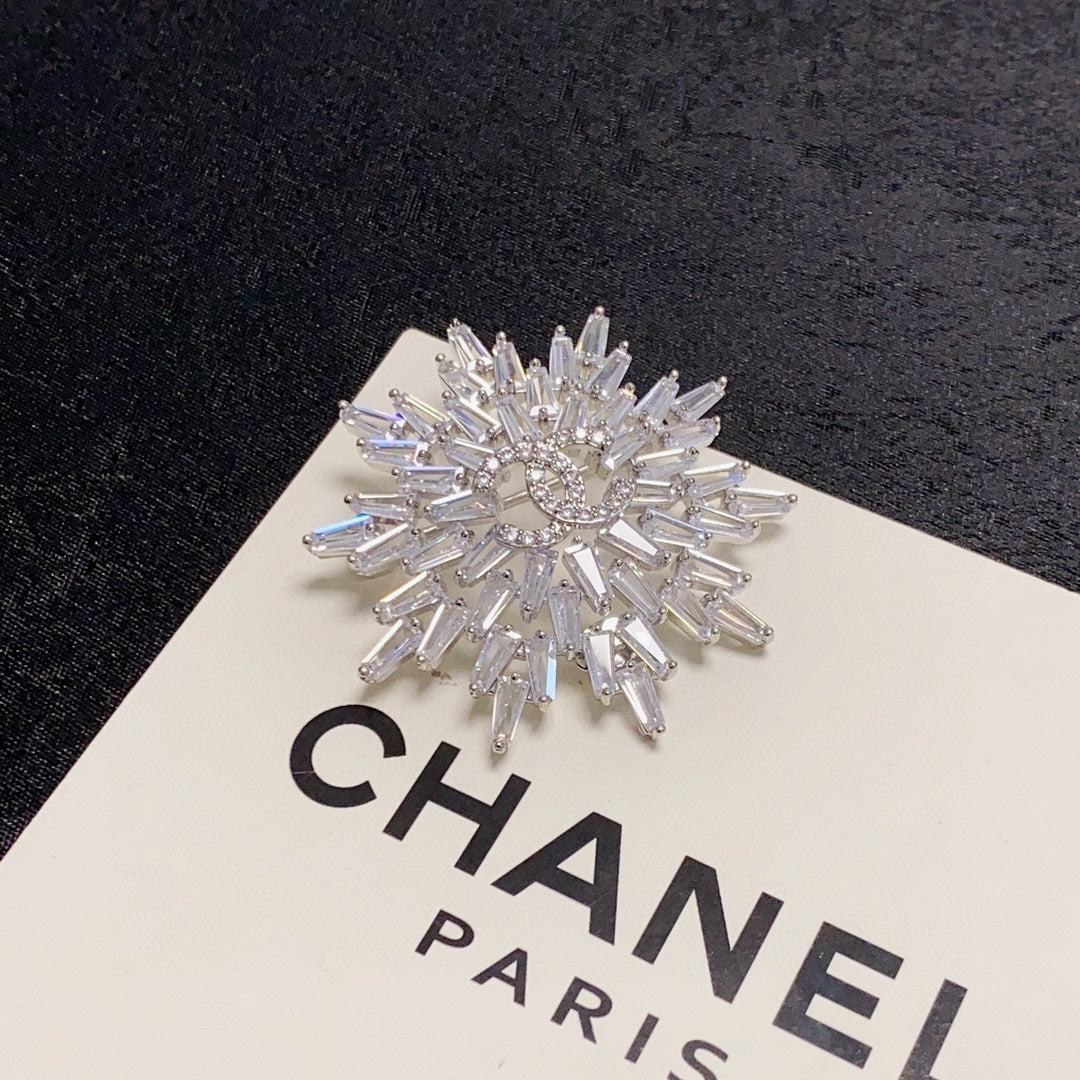 Chanel Snow Flower 18K Gold Brooch product image 9, provided for visual reference and product detail review