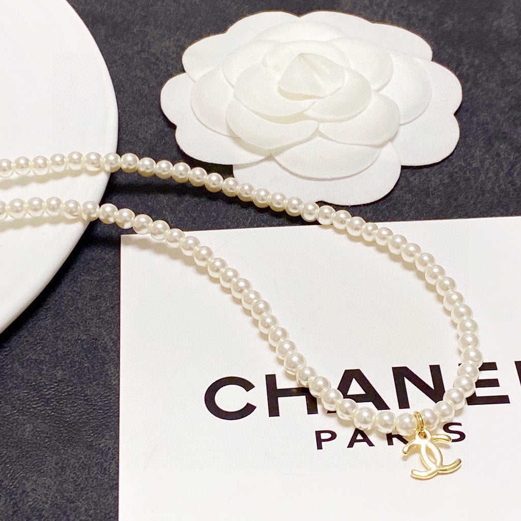 Chanel Pearls Choker 18K Gold Necklace product image 7, provided for visual reference and product detail review