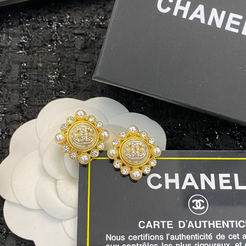 Chanel Pearls 18K Gold Earrings product image 6, provided for visual reference and product detail review