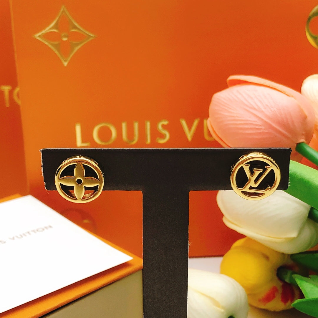 Louis Vuitton Blossom 18K Gold Earrings product image 6, provided for visual reference and product detail review