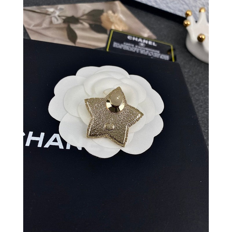 Chanel Star Pearl 18K Gold Brooch product image 6, provided for visual reference and product detail review