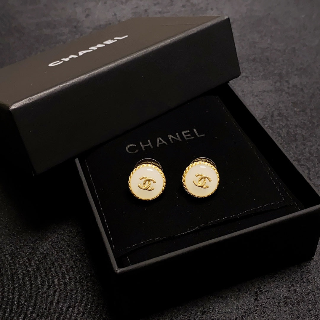Chanel Pearl Vintage 18K Gold Earrings product image 6, provided for visual reference and product detail review
