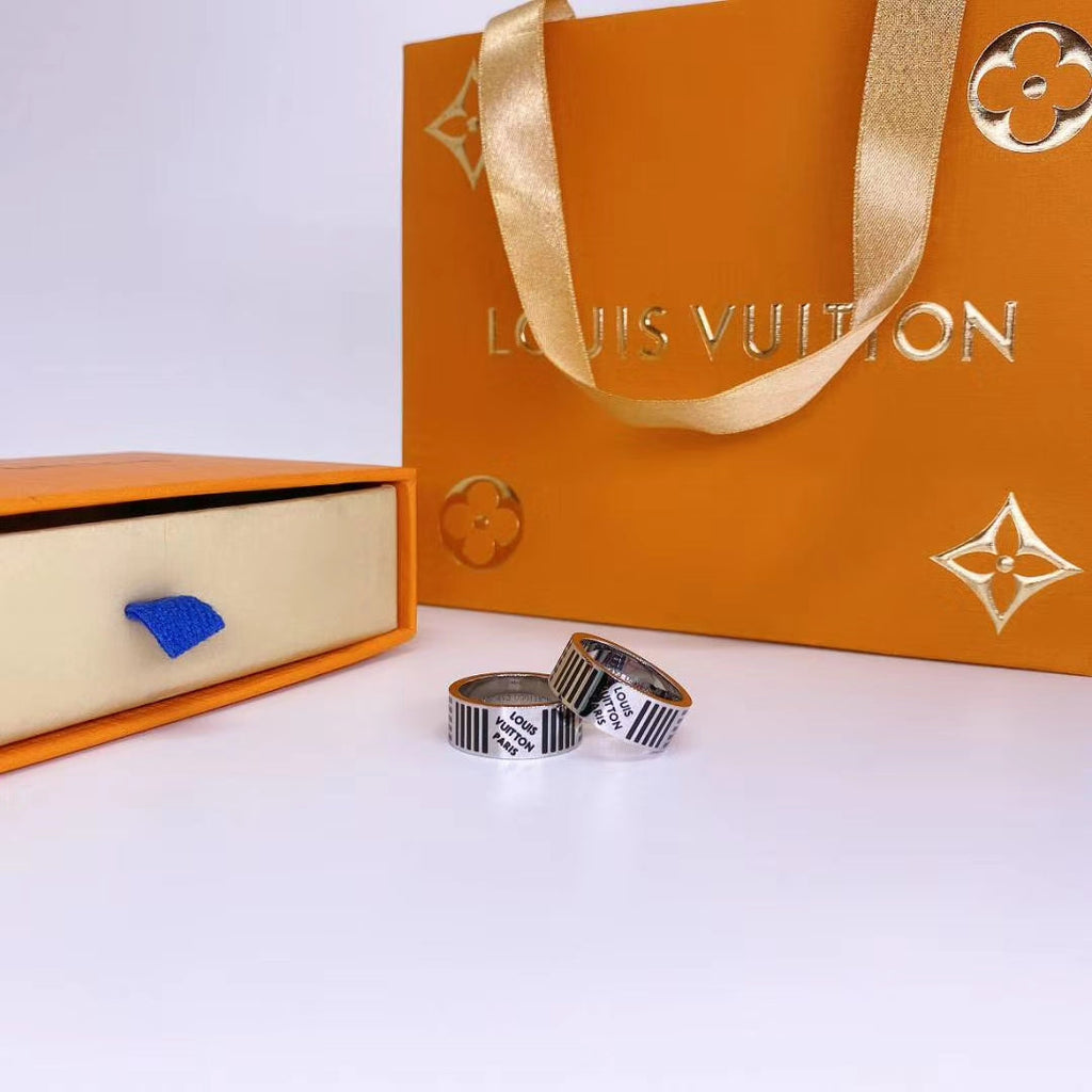Louis Vuitton Damier Black 18K Gold Ring product image 6, provided for visual reference and product detail review