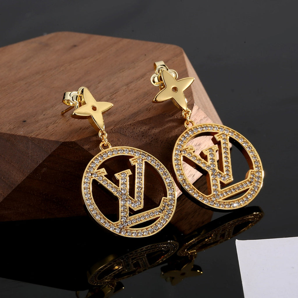 Louis Vuitton Star Pendant 18K Gold Earrings product image 6, provided for visual reference and product detail review