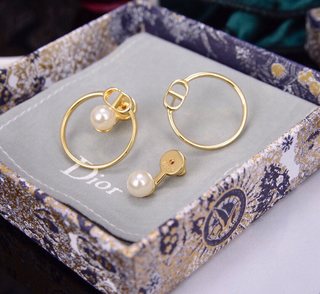 Dior 30 Montaigne Pearls 18K Gold Earrings product image 8, provided for visual reference and product detail review