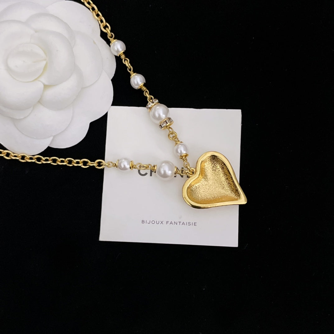 Chanel Pearls Chain 18K Gold Necklace product image 9, provided for visual reference and product detail review