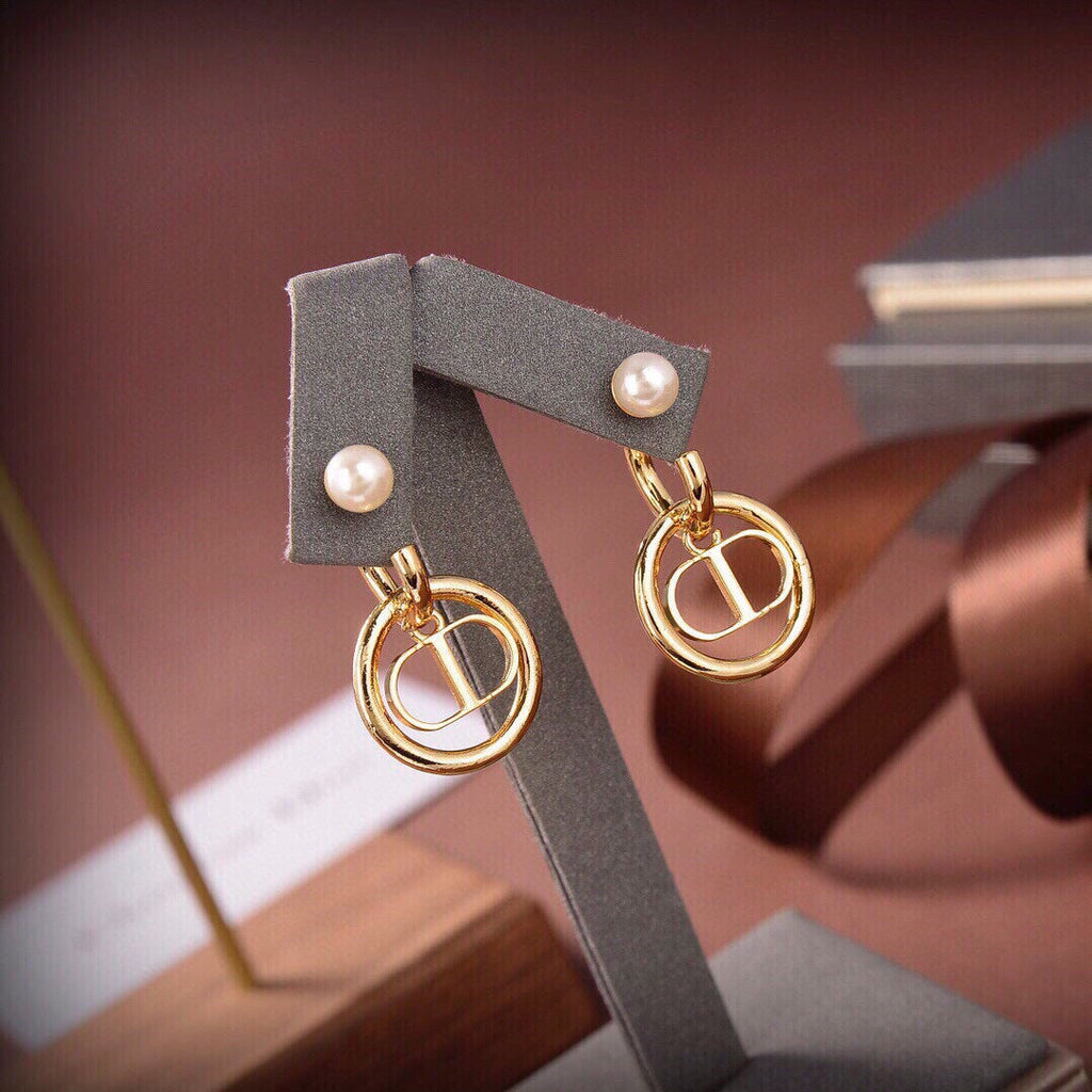 Dior 30 Montaigne Pearls 18K Gold Earrings product image 6, provided for visual reference and product detail review
