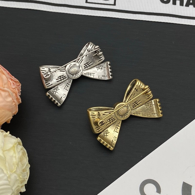 Chanel Bow Tie Pearl Gold 18K Gold Brooch product image 4, provided for visual reference and product detail review